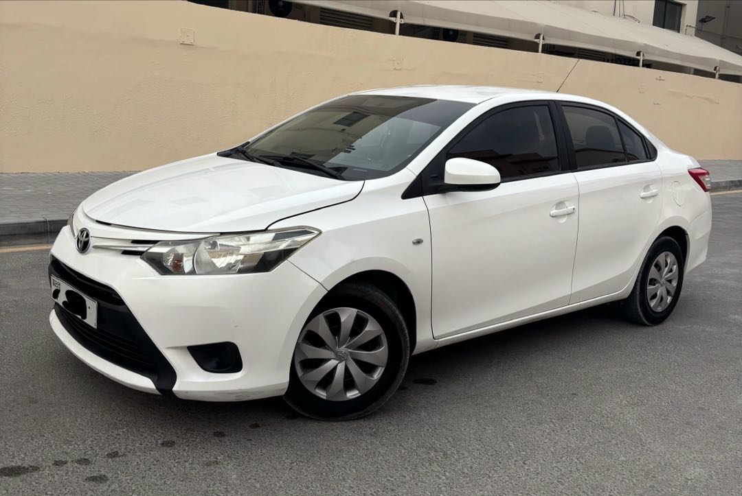 Car Image 2015 TOYOTA YARIS SE