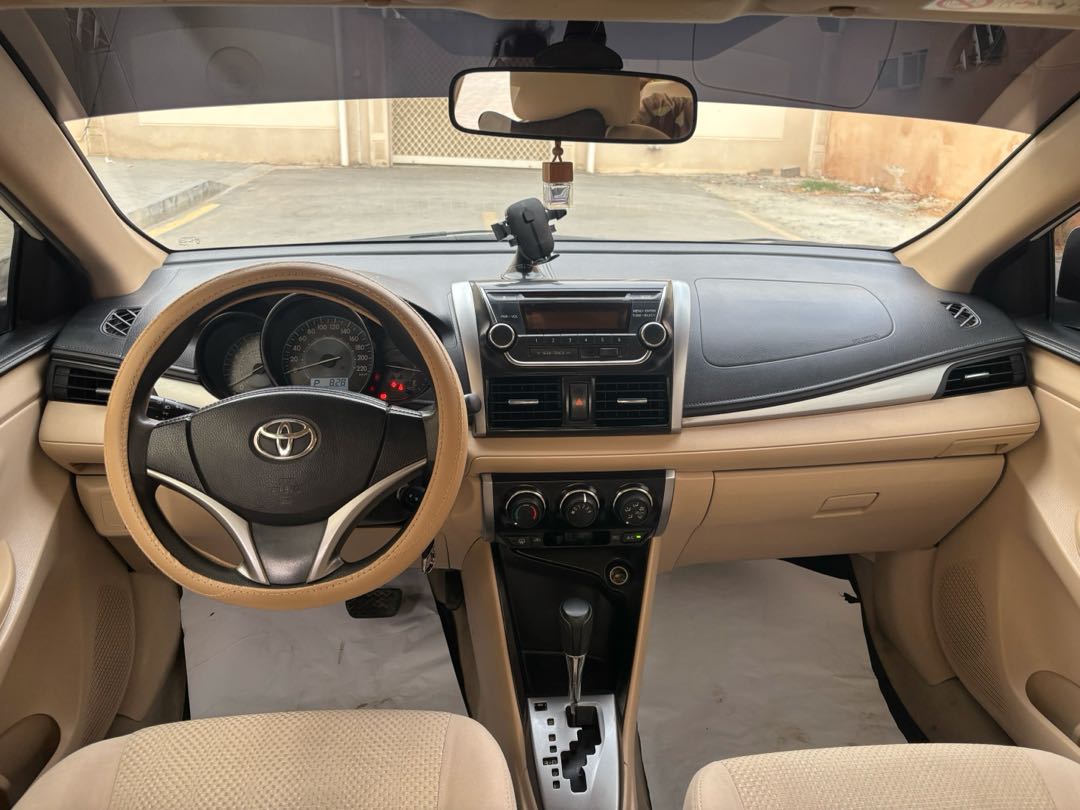 Car Image 2015 TOYOTA YARIS SE