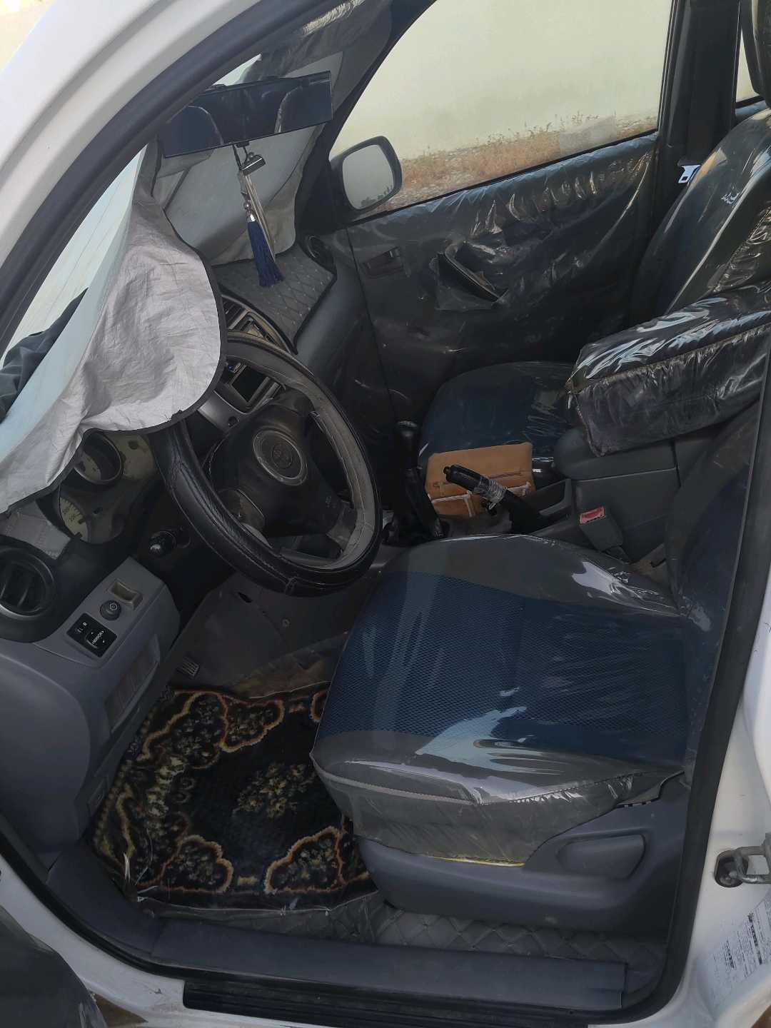 Car Image 2001 TOYOTA RAV4 L