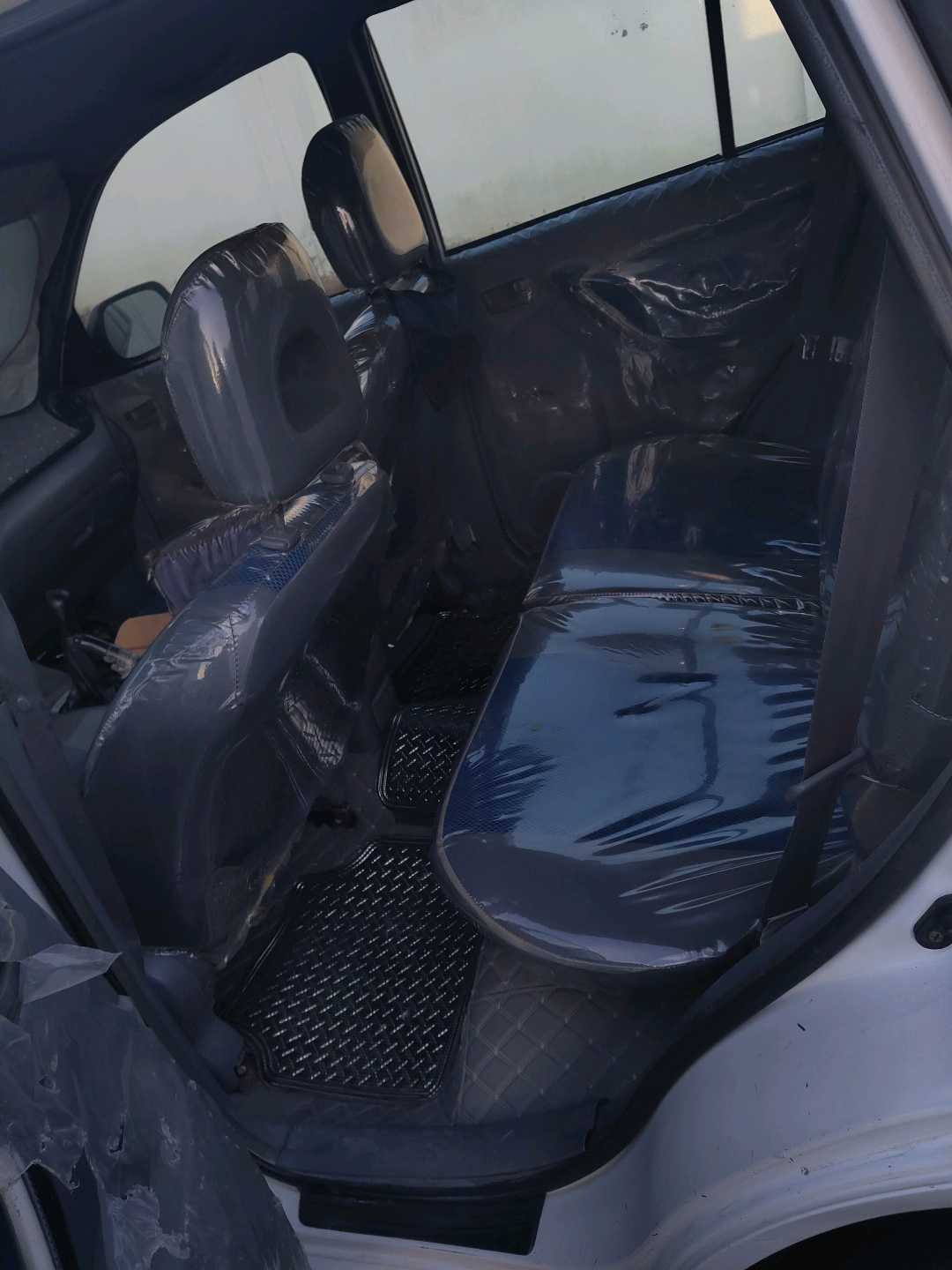 Car Image 2001 TOYOTA RAV4 L