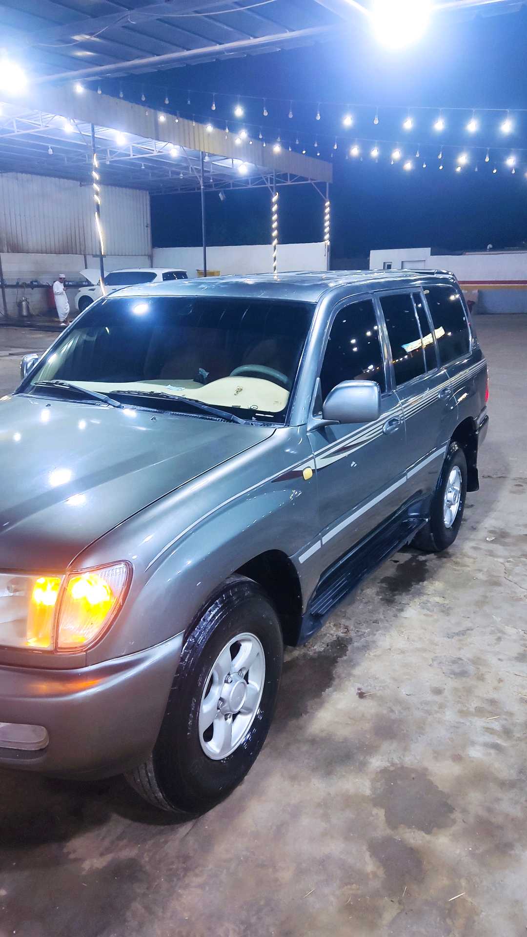 Car Image 1998 TOYOTA LAND CRUISER 