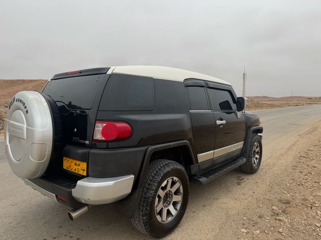 Car Image 2012 TOYOTA FJ CRUISER 