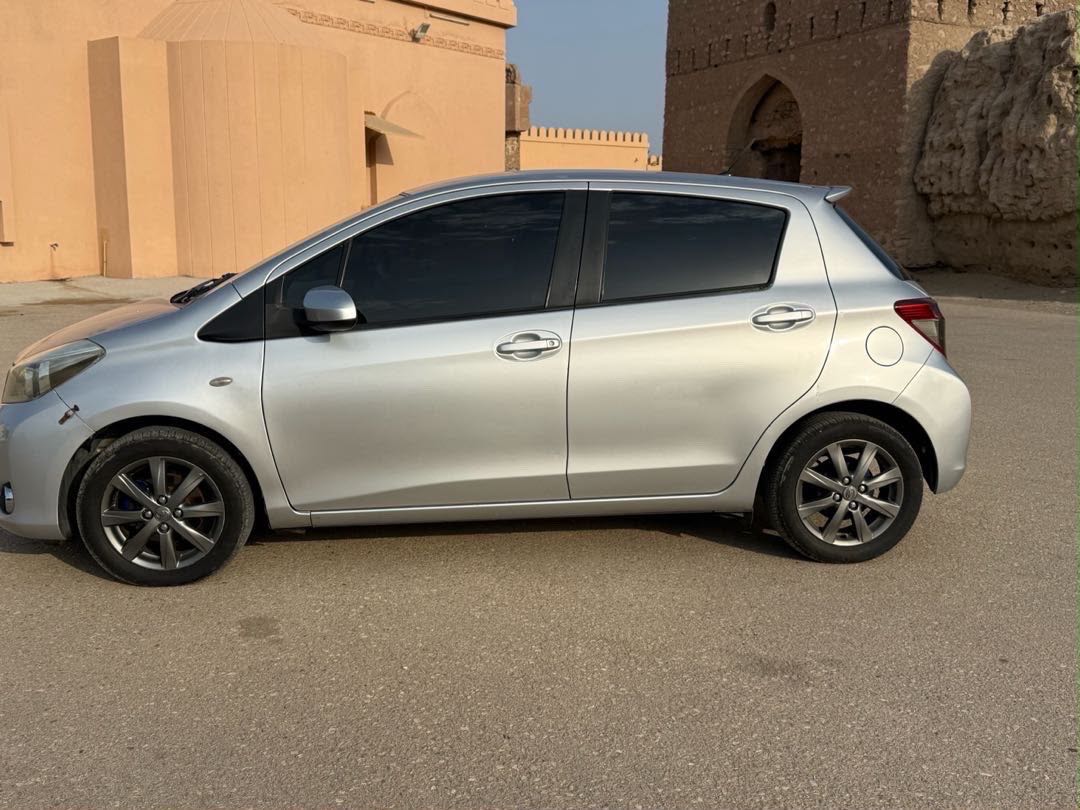 Car Image 2013 TOYOTA YARIS LE