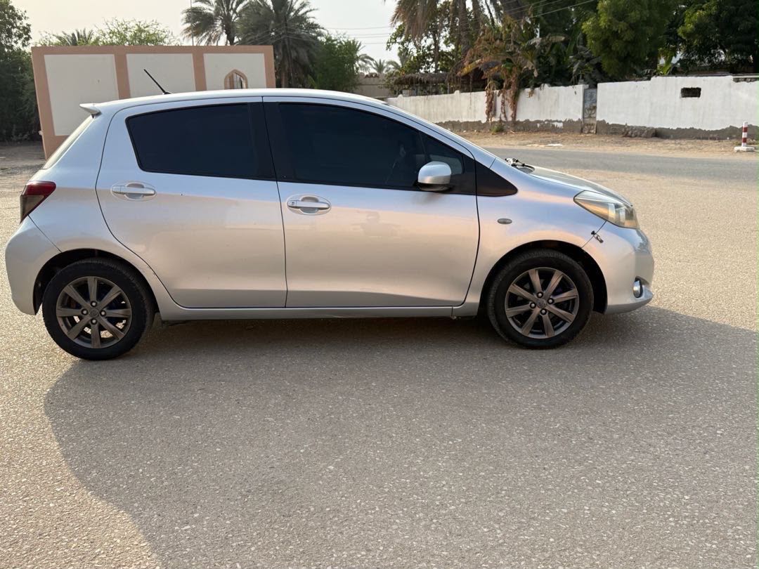 Car Image 2013 TOYOTA YARIS LE