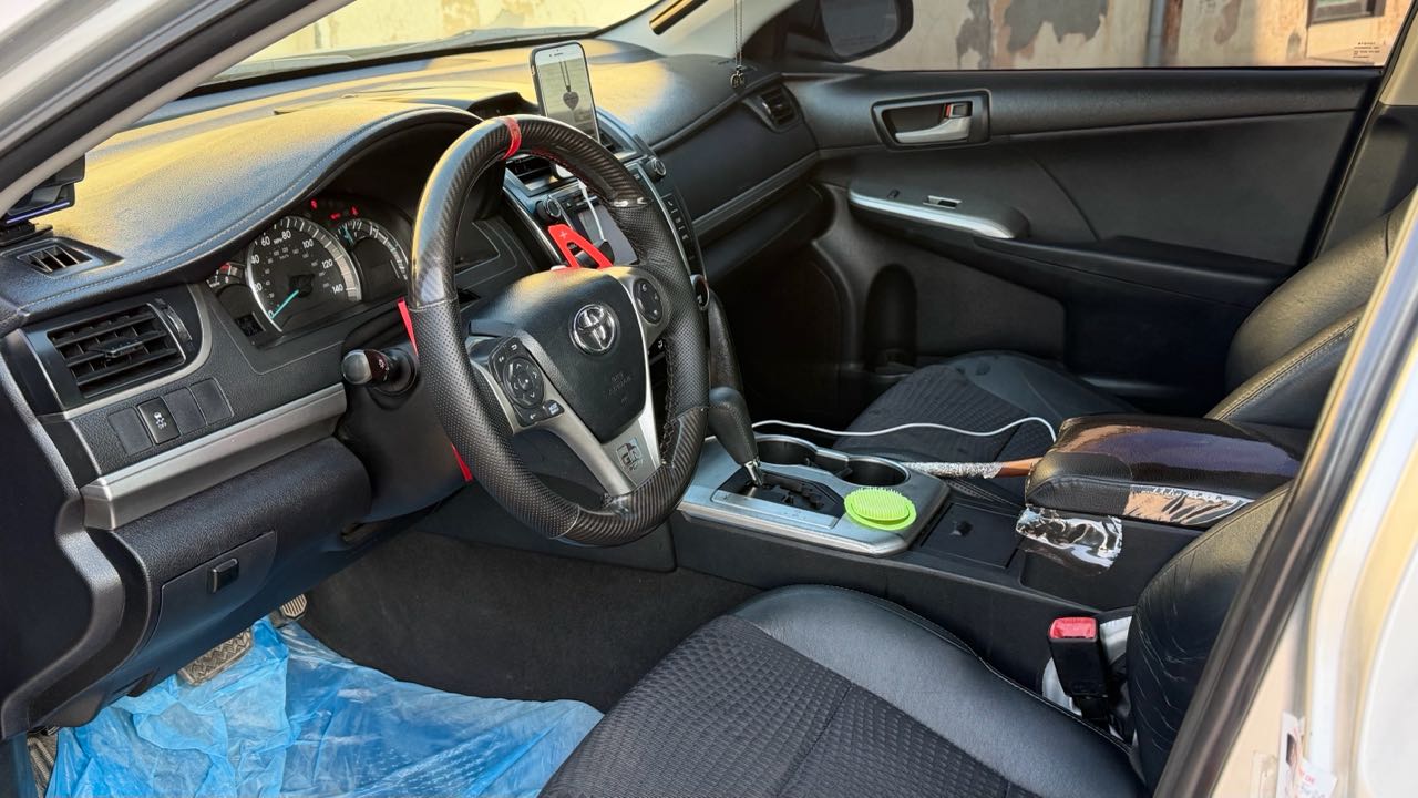 Car Image 2012 TOYOTA CAMRY SE