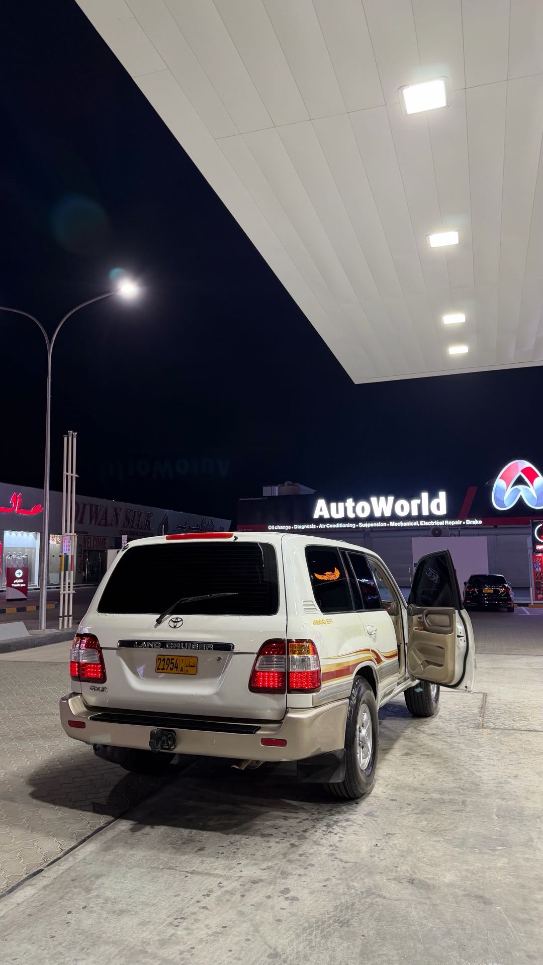 Car Image 2005 TOYOTA LAND CRUISER 