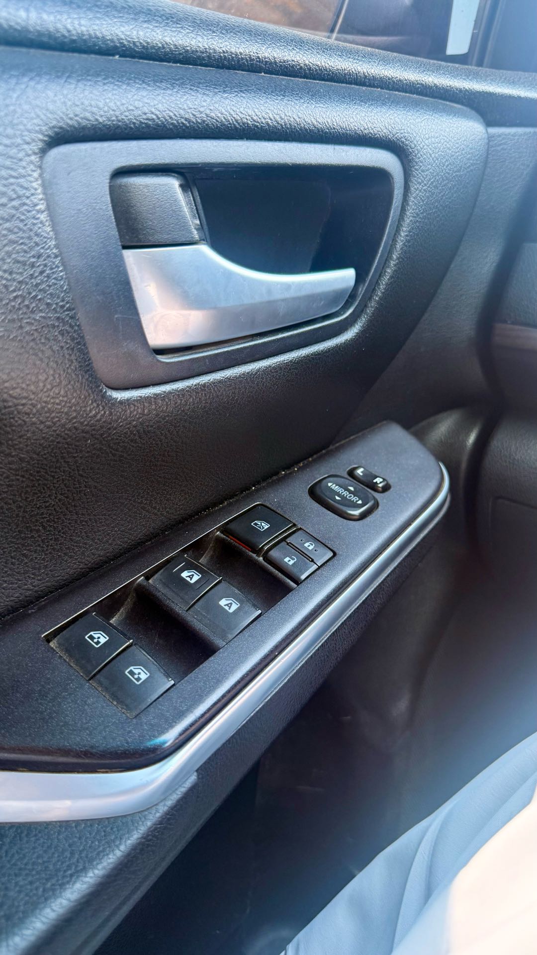 Car Image 2016 TOYOTA CAMRY LE