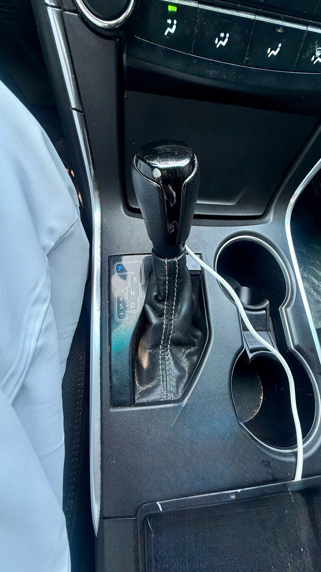 Car Image 2016 TOYOTA CAMRY LE