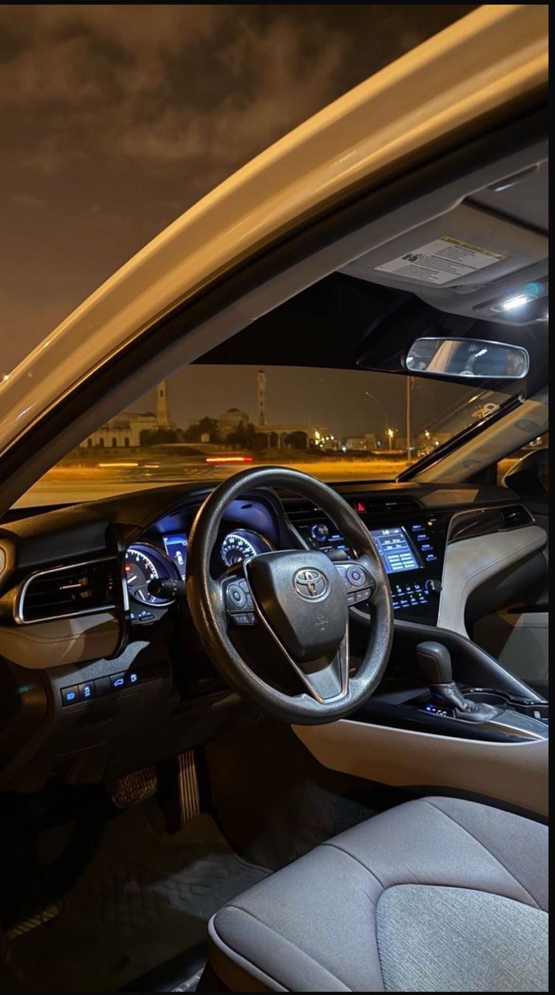 Car Image 2018 TOYOTA CAMRY LE