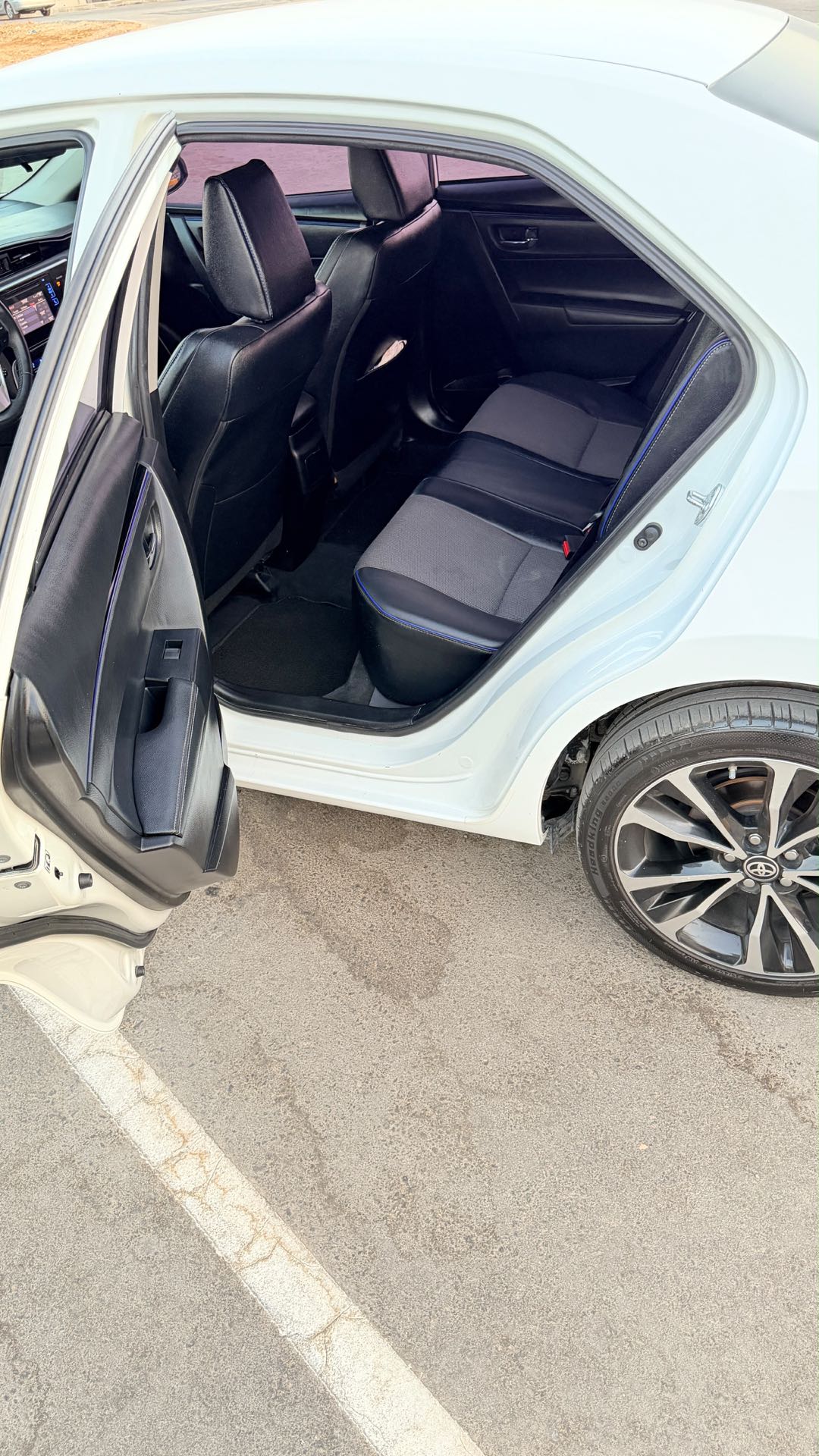 Car Image 2017 TOYOTA COROLLA SE Plus