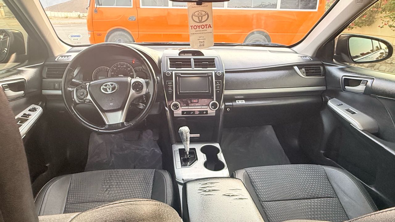 Car Image 2014 TOYOTA CAMRY SE