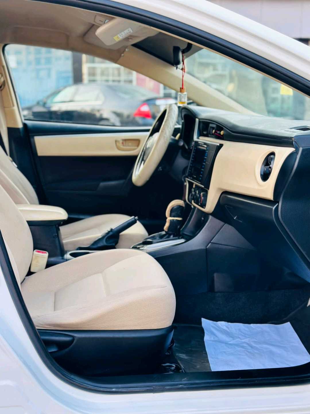 Car Image 2018 TOYOTA COROLLA SE