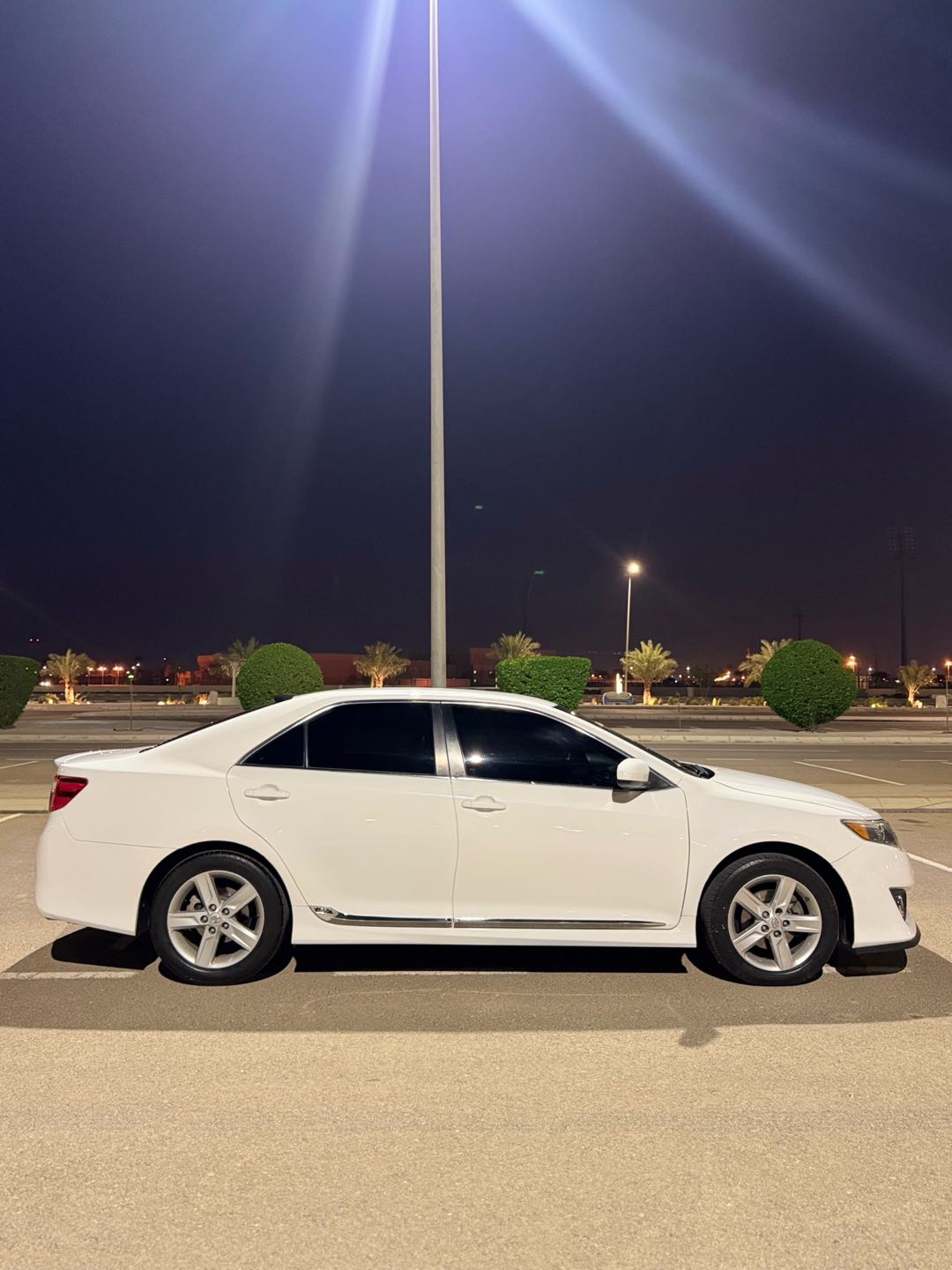 Car Image 2014 TOYOTA CAMRY SE