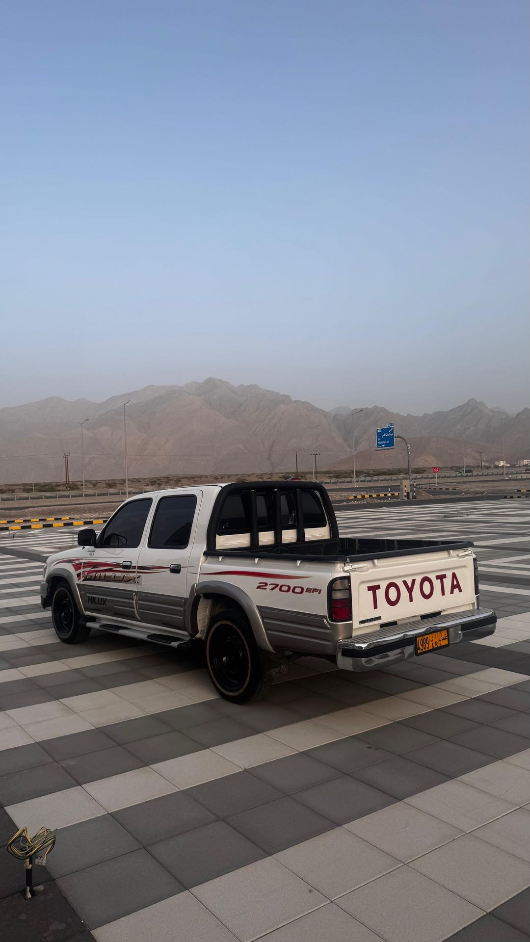 Car Image 2005 TOYOTA HILUX 2.7