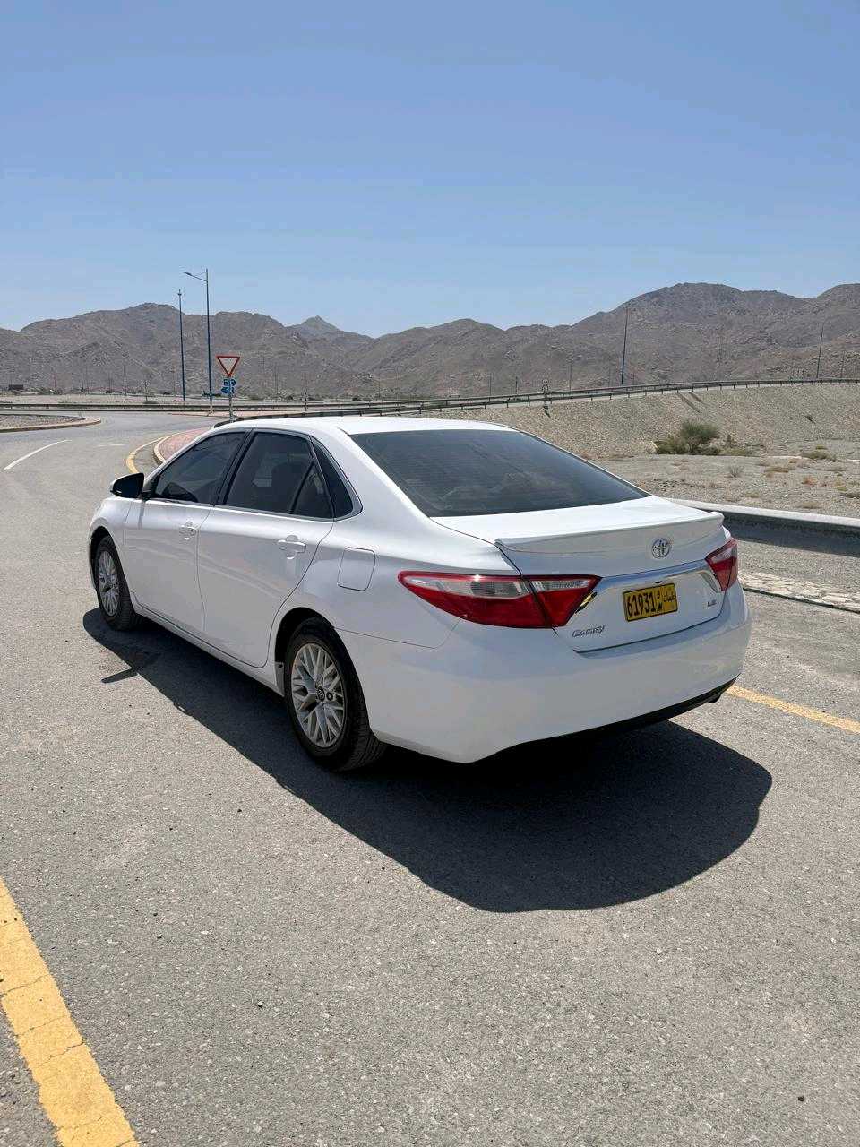 Car Image 2016 TOYOTA CAMRY LE