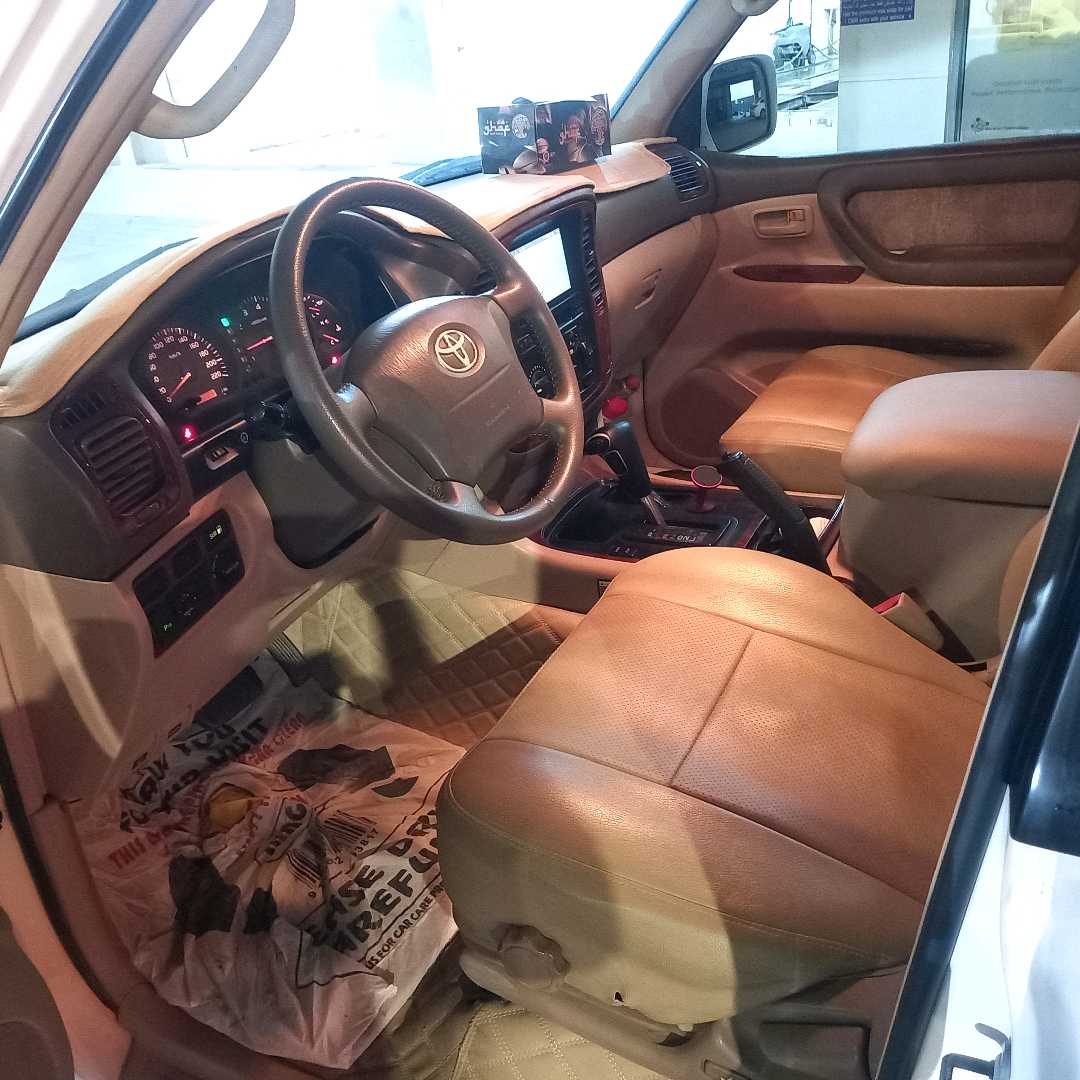 Car Image 2001 TOYOTA LAND CRUISER VX.R