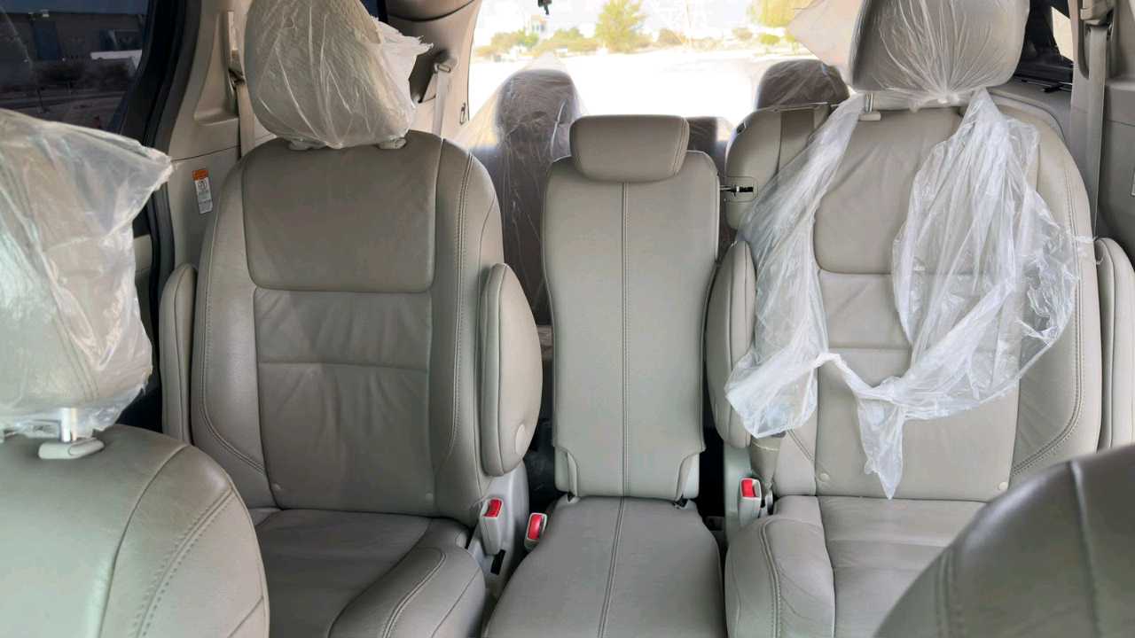 Car Image 2017 TOYOTA SIENNA XLE
