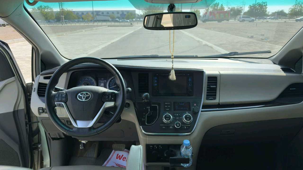 Car Image 2017 TOYOTA SIENNA XLE