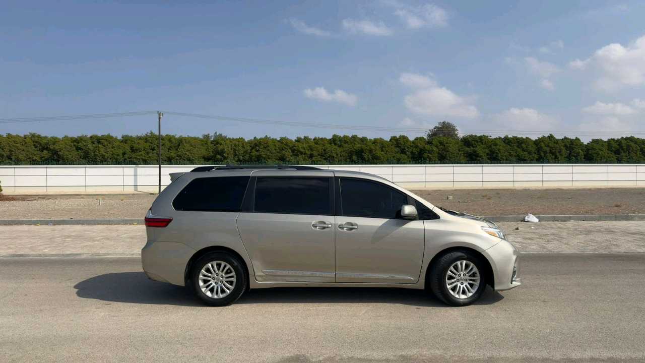 Car Image 2017 TOYOTA SIENNA XLE