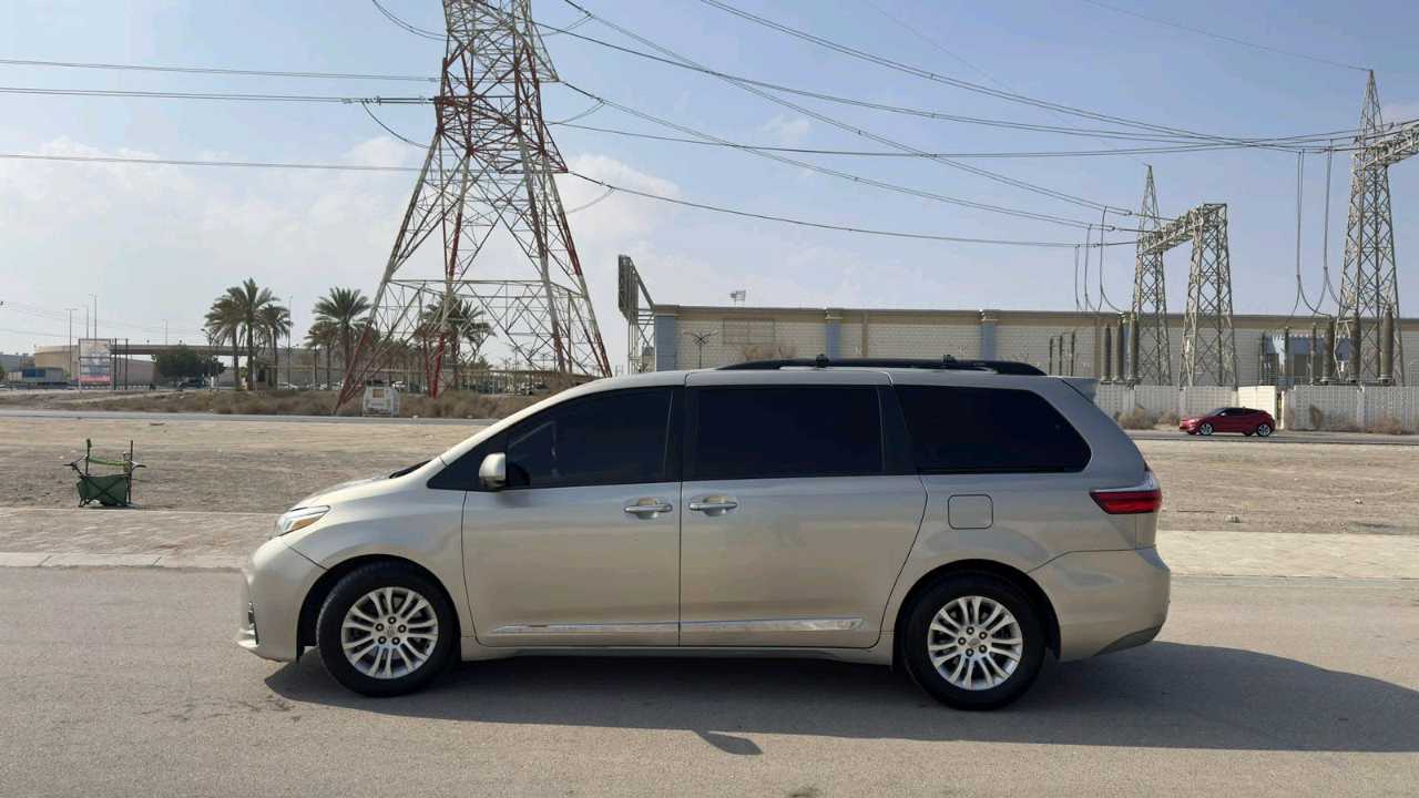 Car Image 2017 TOYOTA SIENNA XLE