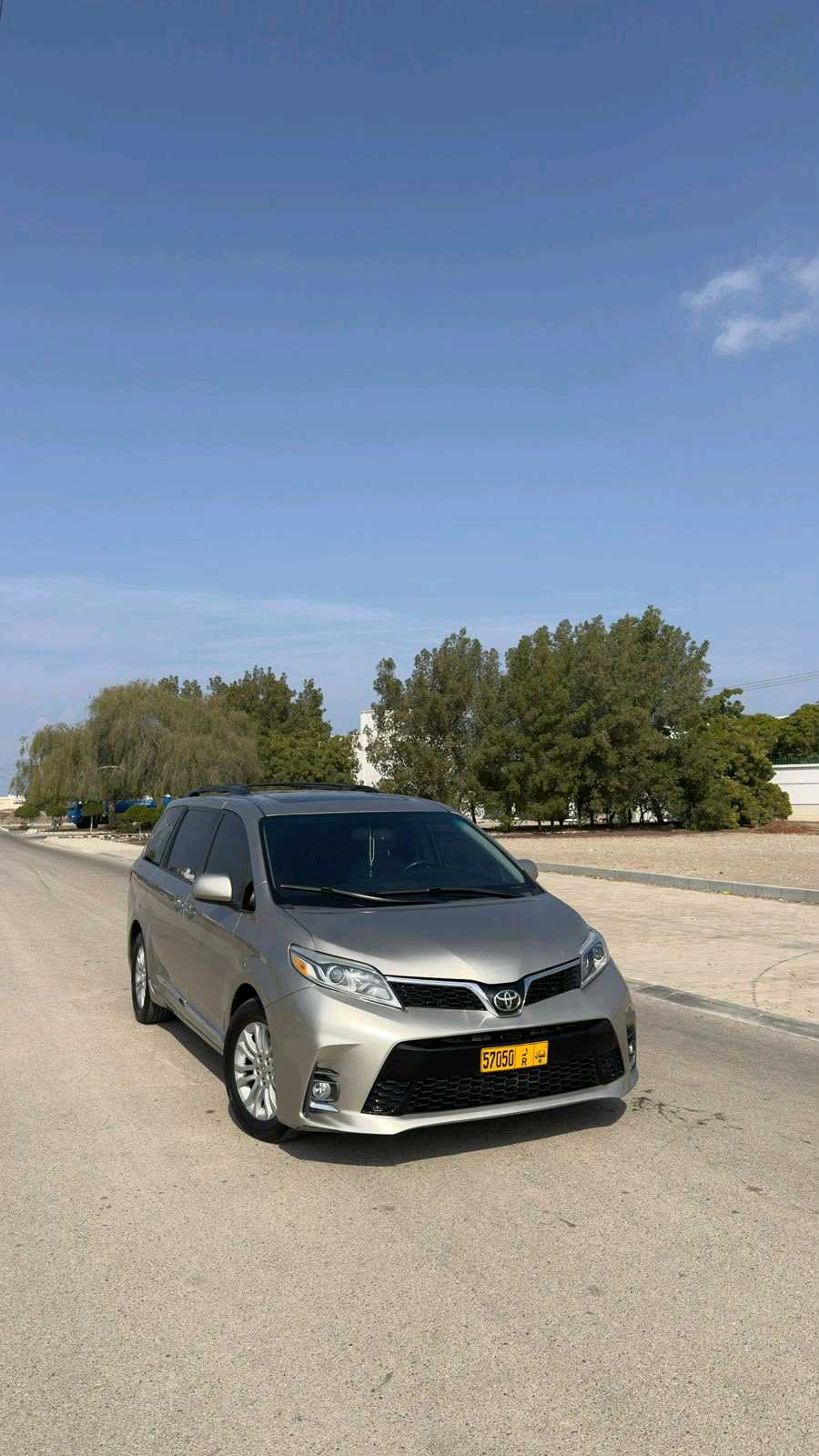 Car Image 2017 TOYOTA SIENNA XLE