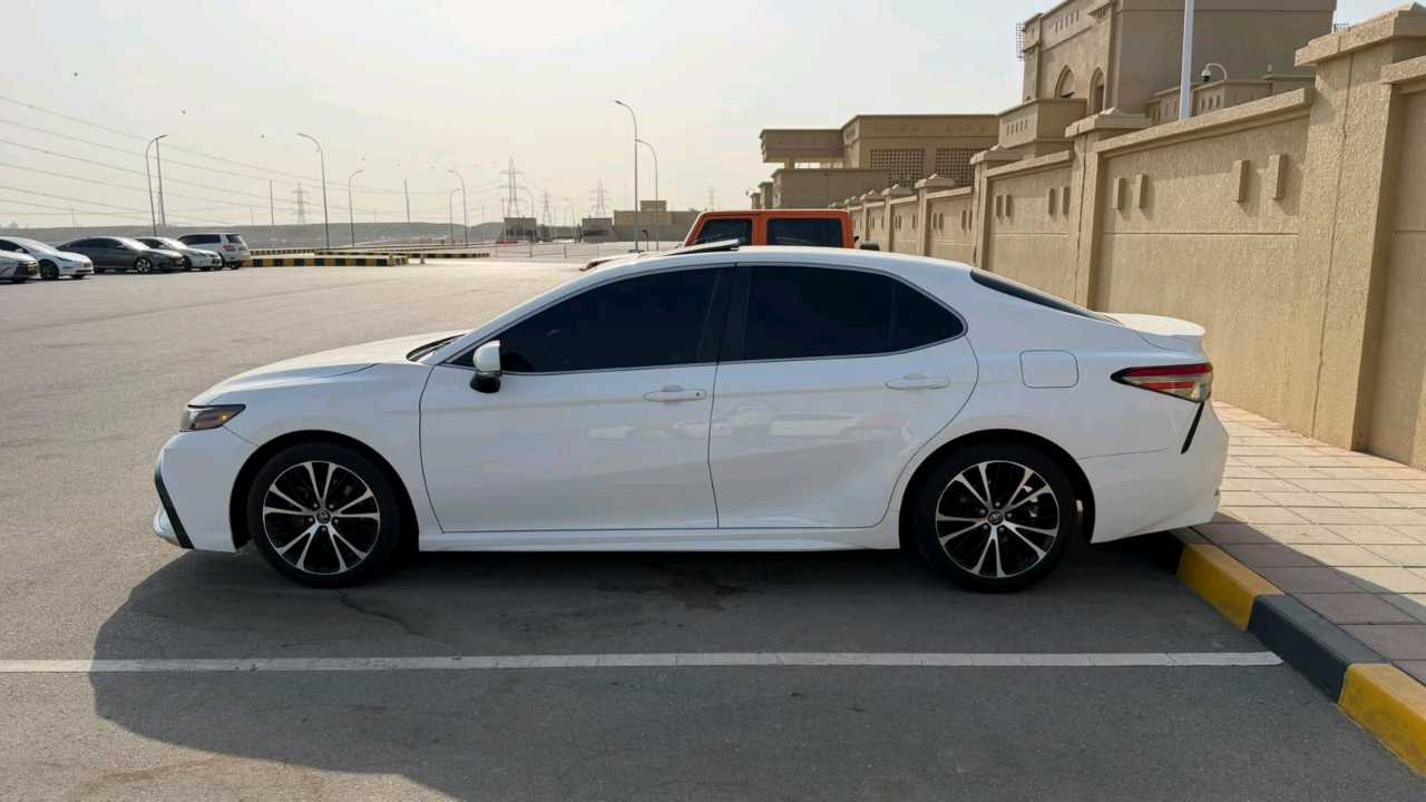 Car Image 2018 TOYOTA CAMRY XLE