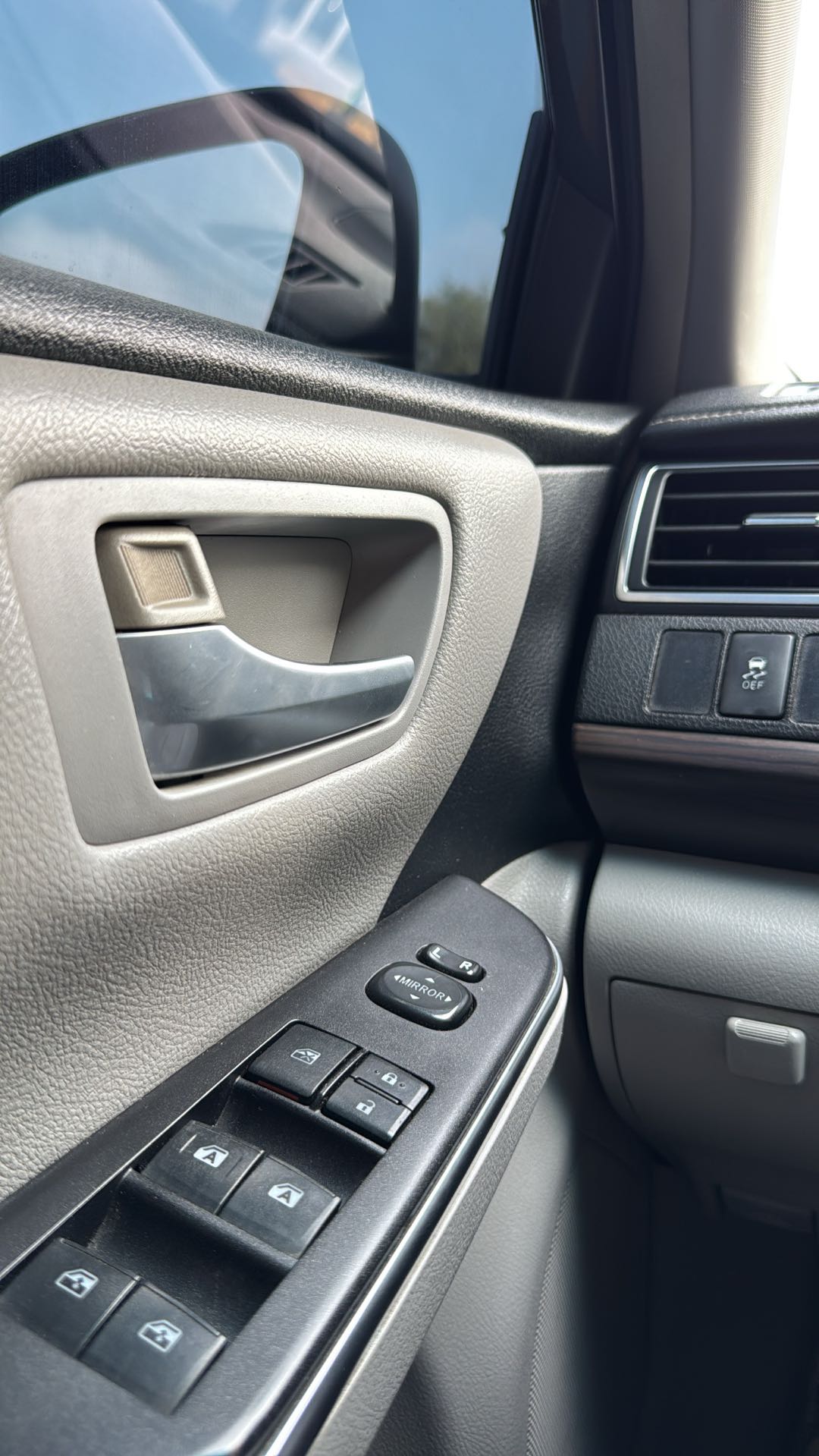 Car Image 2016 TOYOTA CAMRY LE
