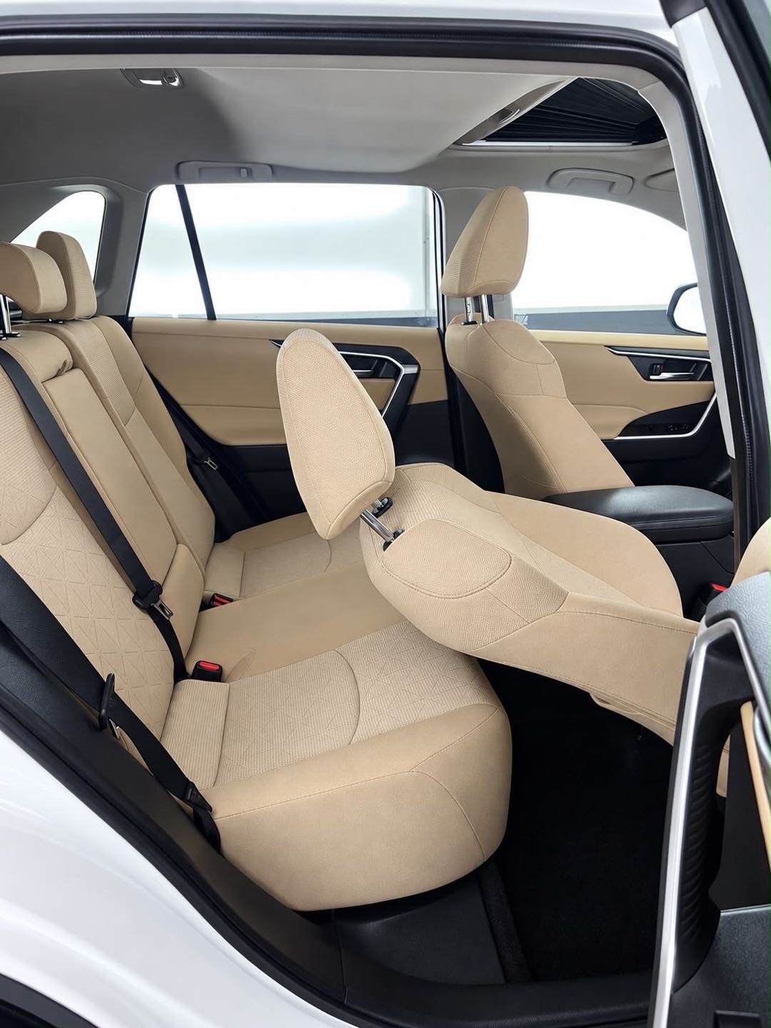 Car Image 2019 TOYOTA RAV4 XLE