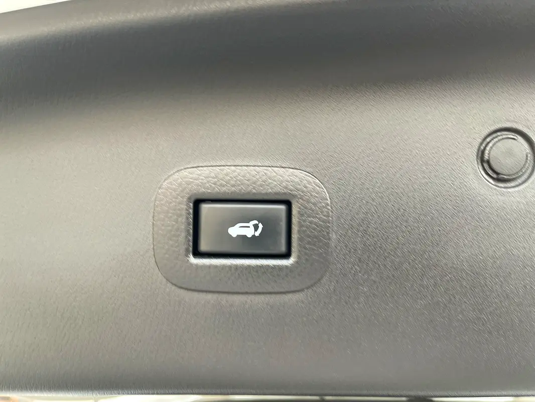 Car Image 2023 NISSAN PATROL SE Platinum