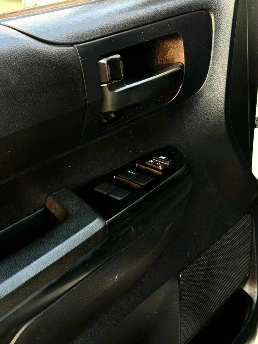 Car Image 2014 TOYOTA TUNDRA SR5