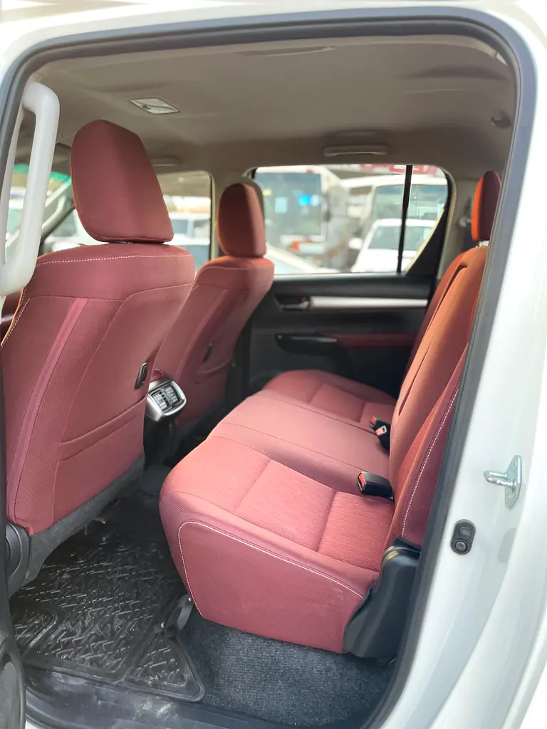 Car Image 2025 TOYOTA HILUX SR5