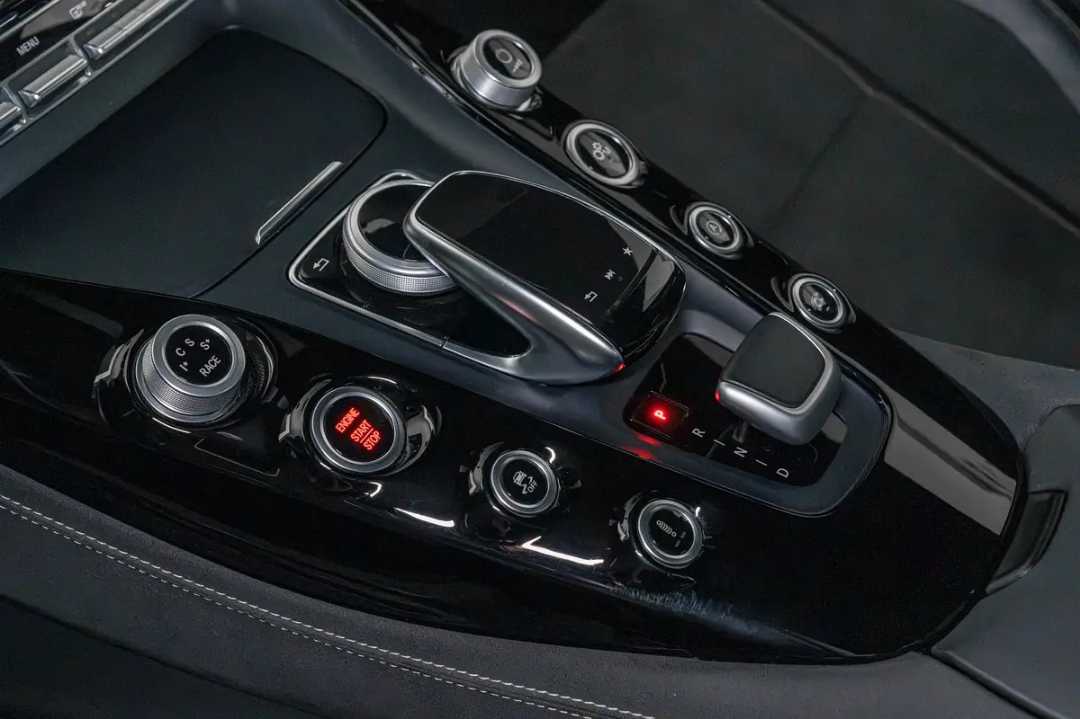 Car Image 2018 MERCEDES GT R