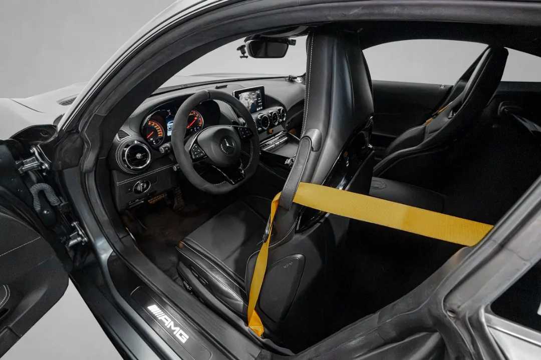 Car Image 2018 MERCEDES GT R