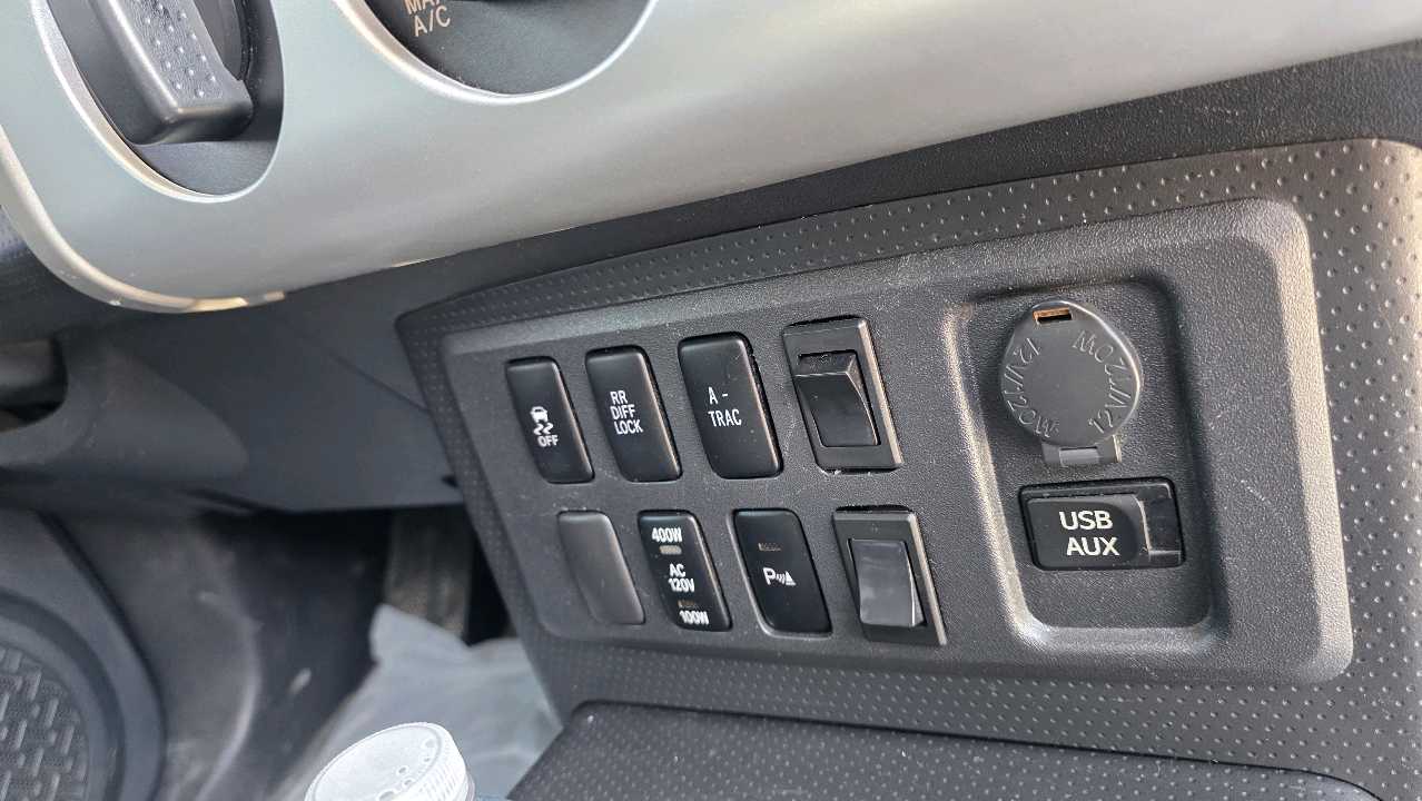 Car Image 2013 TOYOTA FJ CRUISER 