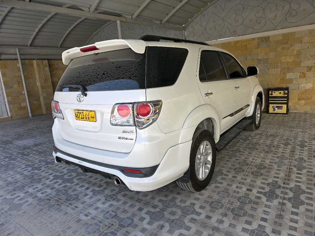 Car Image 2015 TOYOTA FORTUNER SR5