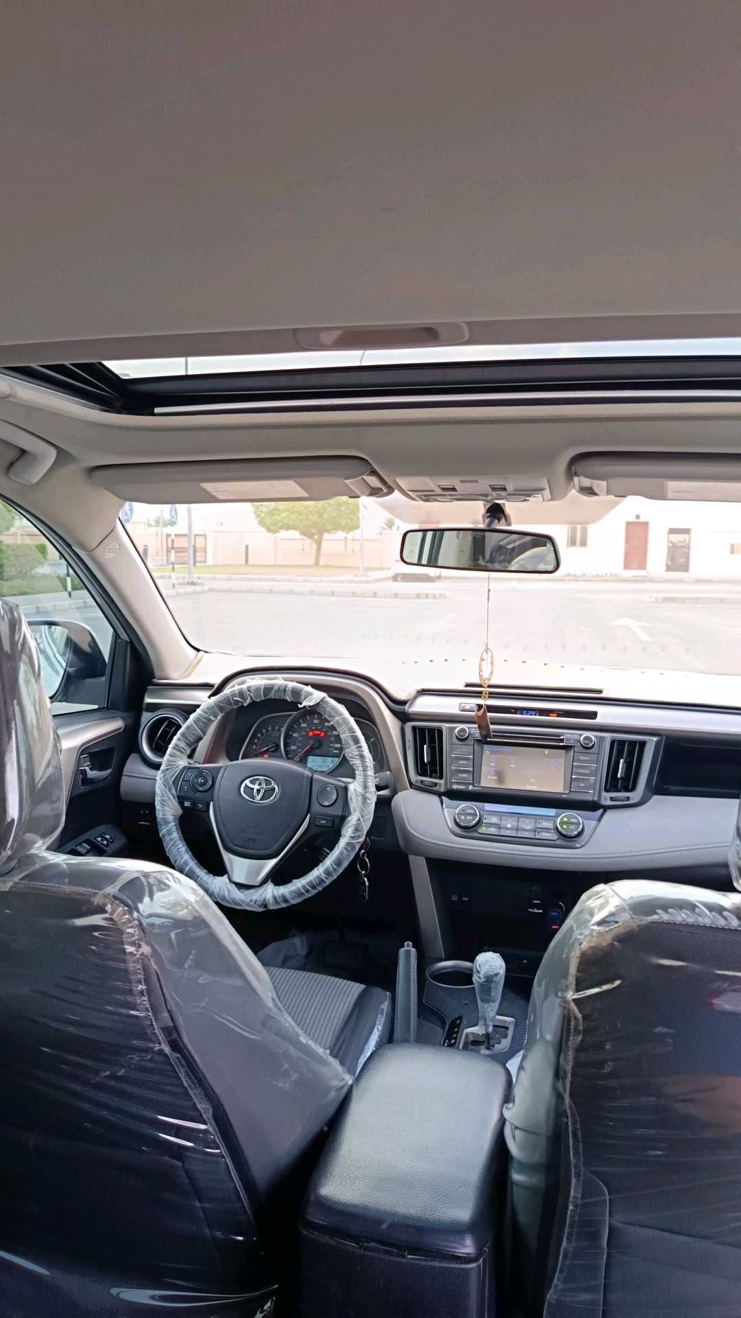 Car Image 2015 TOYOTA RAV4 XLE