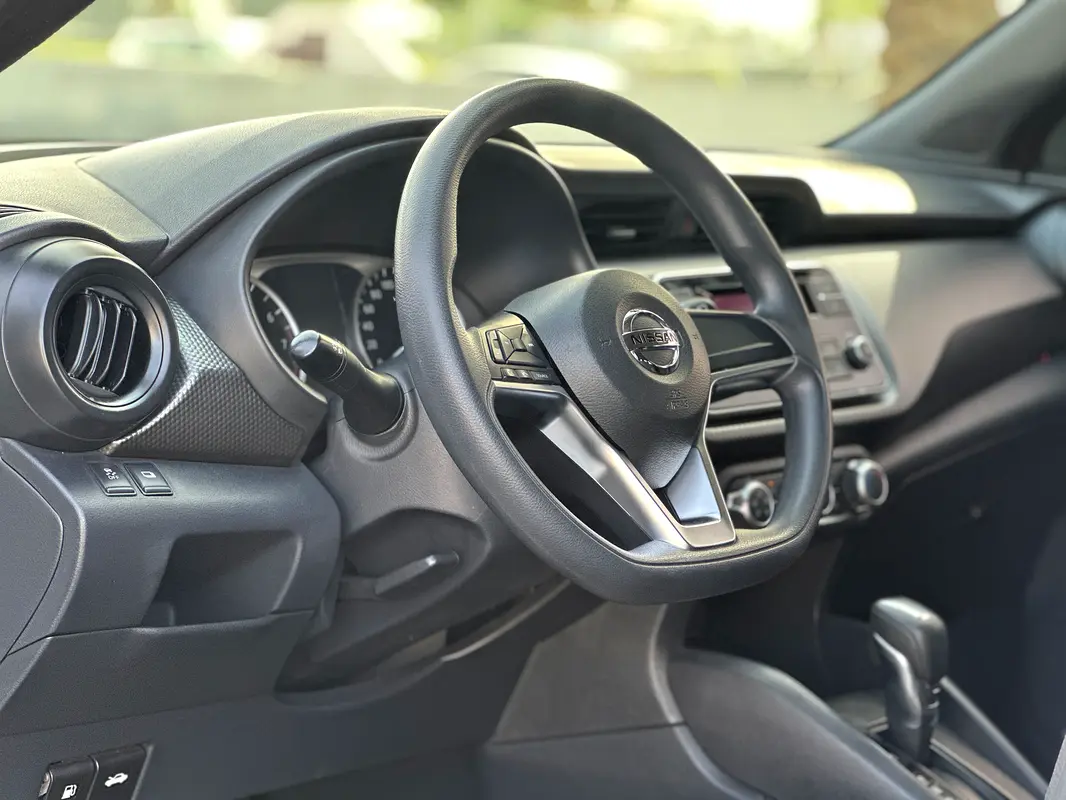 Car Image 2020 NISSAN KICKS SR