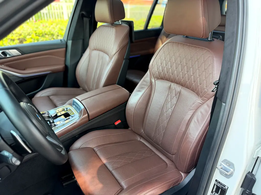 Car Image 2020 BMW X7 40