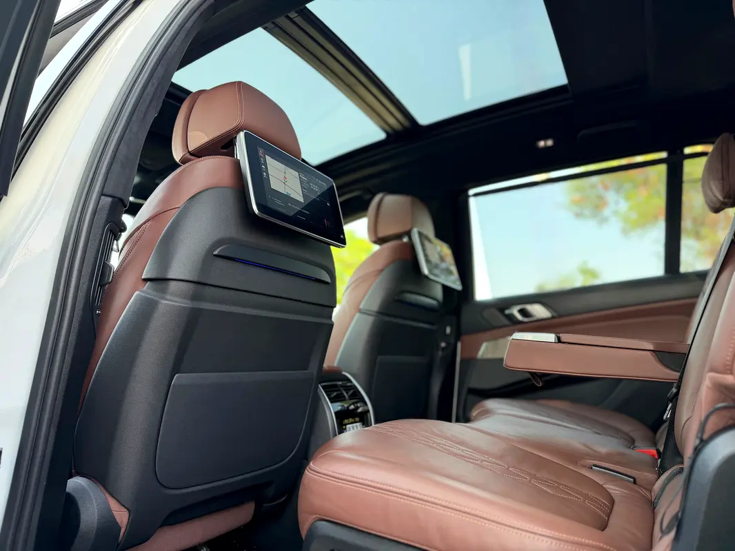 Car Image 2020 BMW X7 40