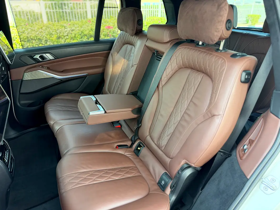 Car Image 2020 BMW X7 40