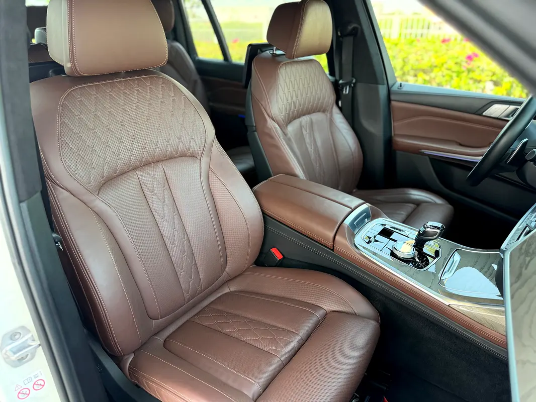 Car Image 2020 BMW X7 40