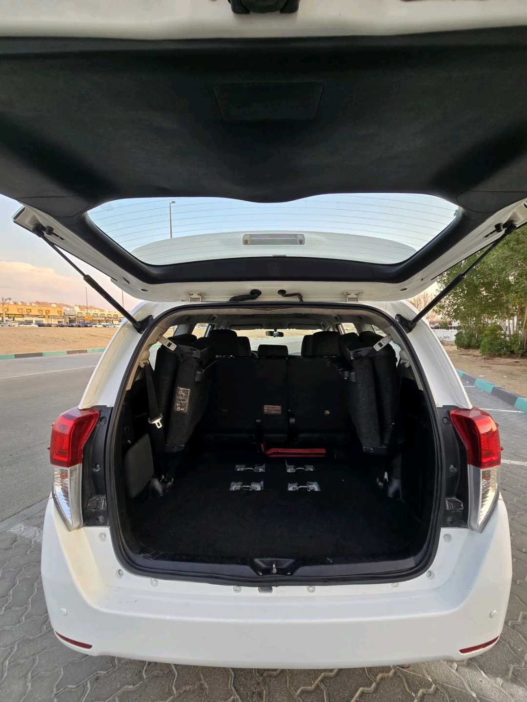 Car Image 2018 TOYOTA INNOVA SE