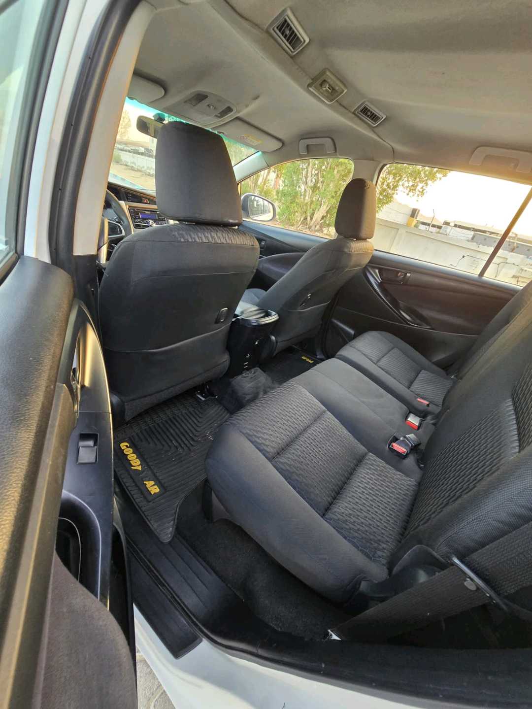 Car Image 2018 TOYOTA INNOVA SE