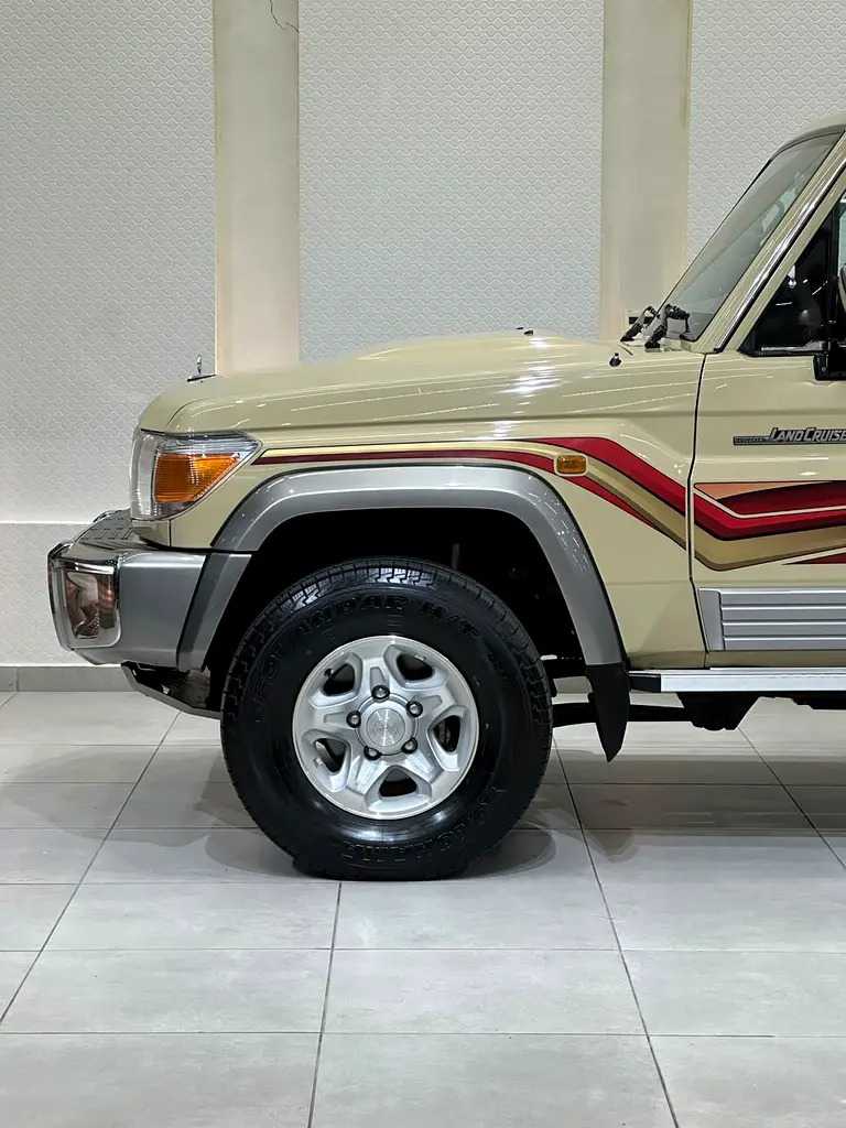 Car Image 2016 TOYOTA CRUISER 70 