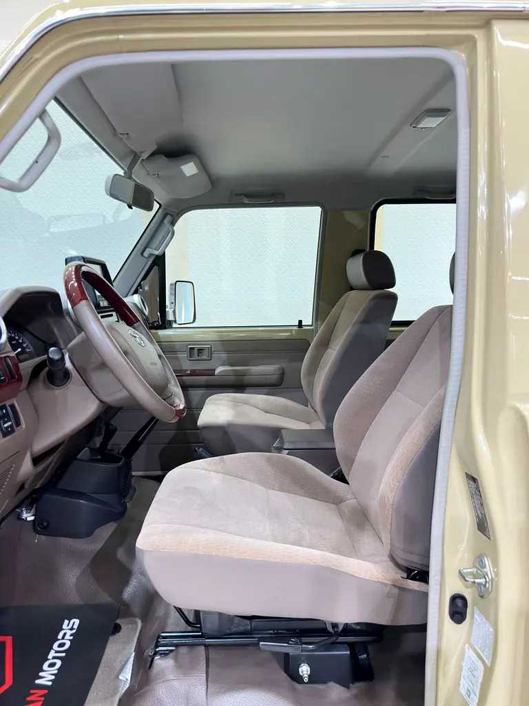 Car Image 2016 TOYOTA CRUISER 70 