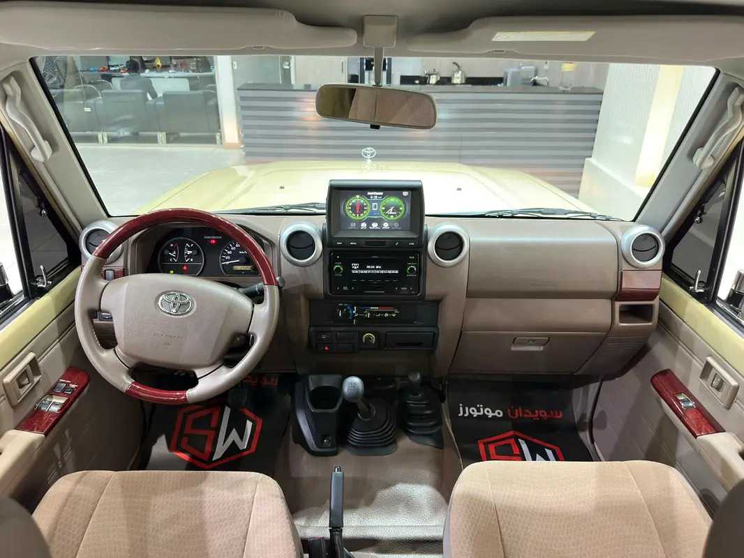 Car Image 2016 TOYOTA CRUISER 70 
