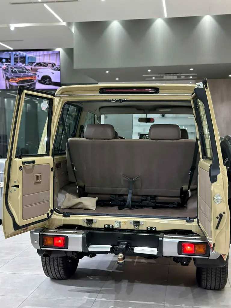 Car Image 2016 TOYOTA CRUISER 70 
