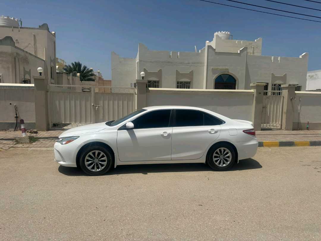 Car Image 2015 TOYOTA CAMRY LE