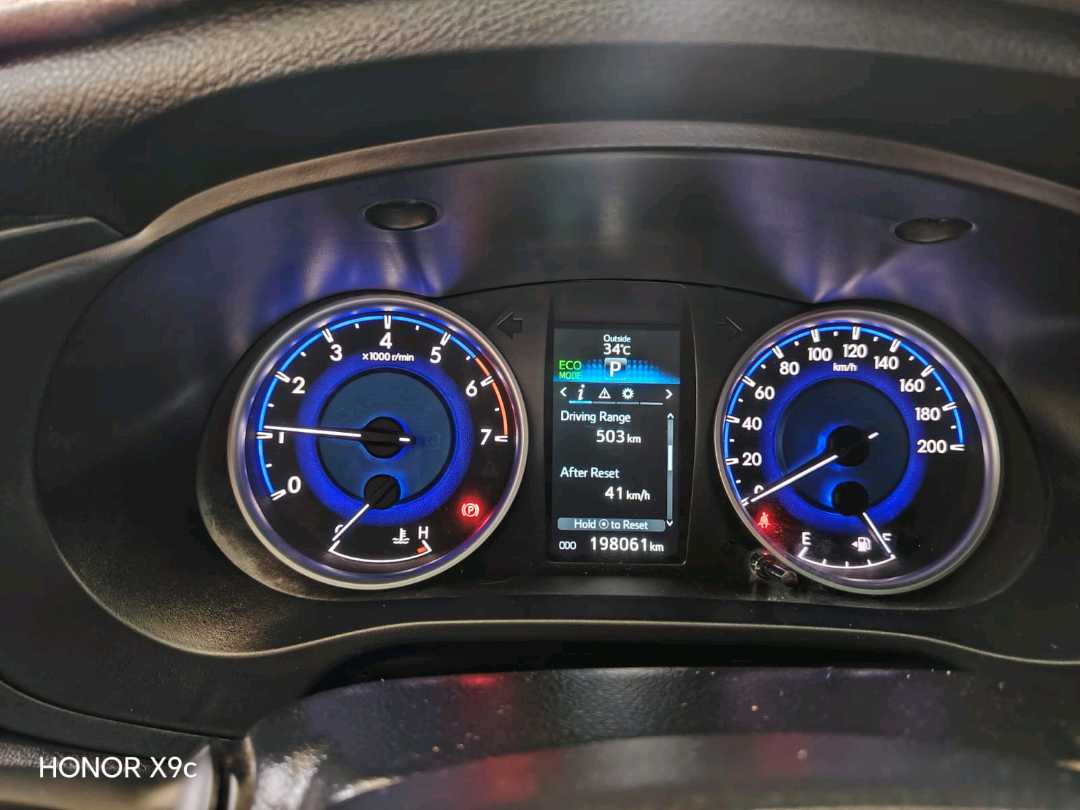 Car Image 2019 TOYOTA HILUX 2.7