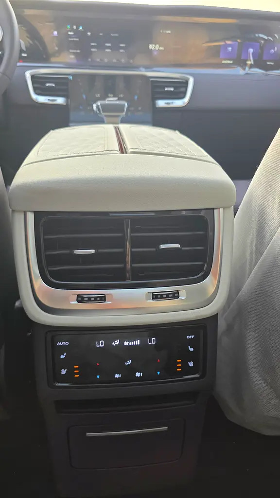 Car Image 2025 HONGQI HS9 